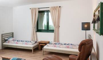 Фото номера Четырехместный номер с видом на горы Загородные дома Rose Hip Hill Bed&amp;Breakfast г. Valea Tîrnei 5