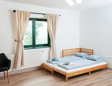 Фото номера Четырехместный номер с видом на горы Загородные дома Rose Hip Hill Bed&amp;Breakfast г. Valea Tîrnei 3