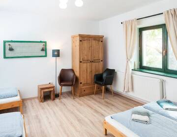 Фото номера Четырехместный номер с видом на горы Загородные дома Rose Hip Hill Bed&amp;Breakfast г. Valea Tîrnei 4