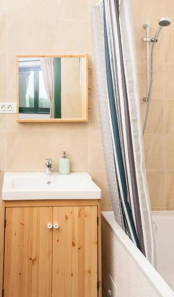 Фото номера Четырехместный номер с видом на горы Загородные дома Rose Hip Hill Bed&amp;Breakfast г. Valea Tîrnei 5