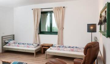 Фото номера Четырехместный номер с видом на горы Загородные дома Rose Hip Hill Bed&amp;Breakfast г. Valea Tîrnei 11