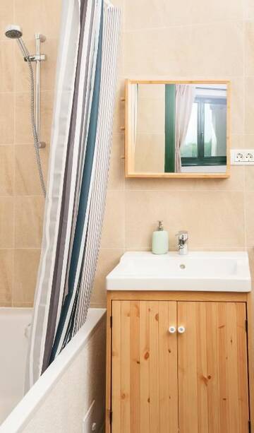 Фото номера Четырехместный номер с видом на горы Загородные дома Rose Hip Hill Bed&amp;Breakfast г. Valea Tîrnei 13