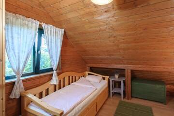 Фото номера Трехместный номер, вид на сад Отели типа «постель и завтрак» Rose Hip Hill Farm г. Valea Tîrnei 5